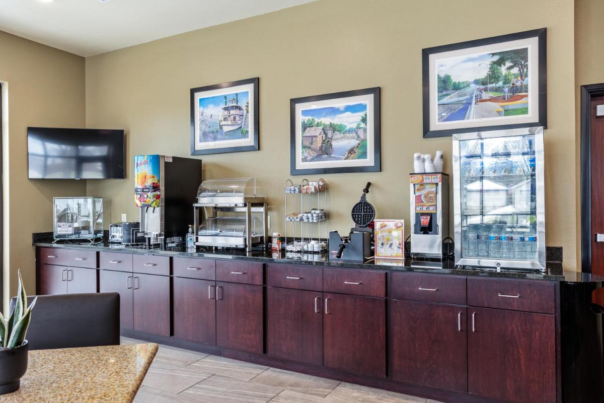 Cobblestone Hotel & Suites - Little Chute - Housity