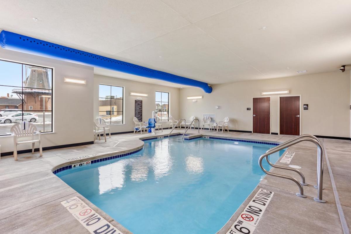 Cobblestone Hotel & Suites - Little Chute - Housity