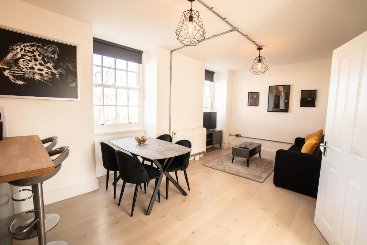 Trendy 1 Bedroom Apartment With Large Terrace Area - Housity