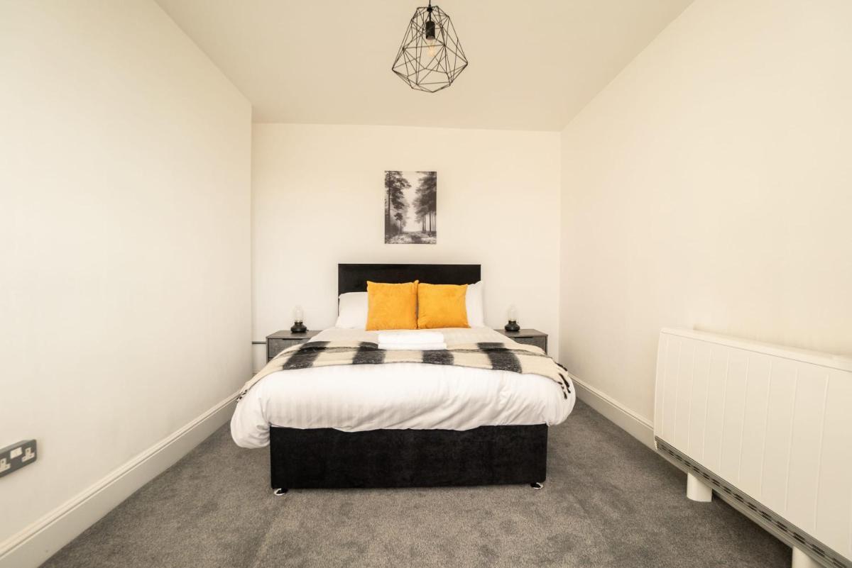 Trendy 1 Bedroom Apartment With Large Terrace Area - Housity