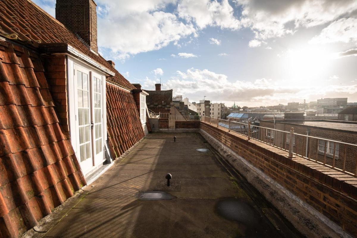 Trendy 1 Bedroom Apartment With Large Terrace Area - Housity