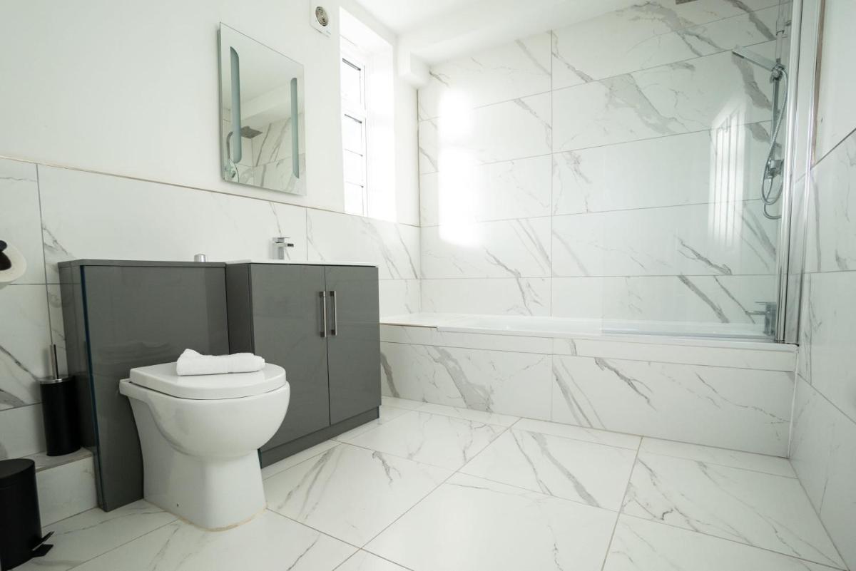 Trendy 1 Bedroom Apartment With Large Terrace Area - Housity