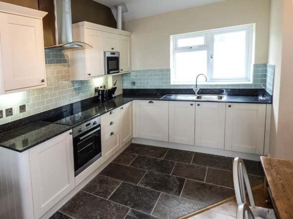 Sea View Apartment - Housity
