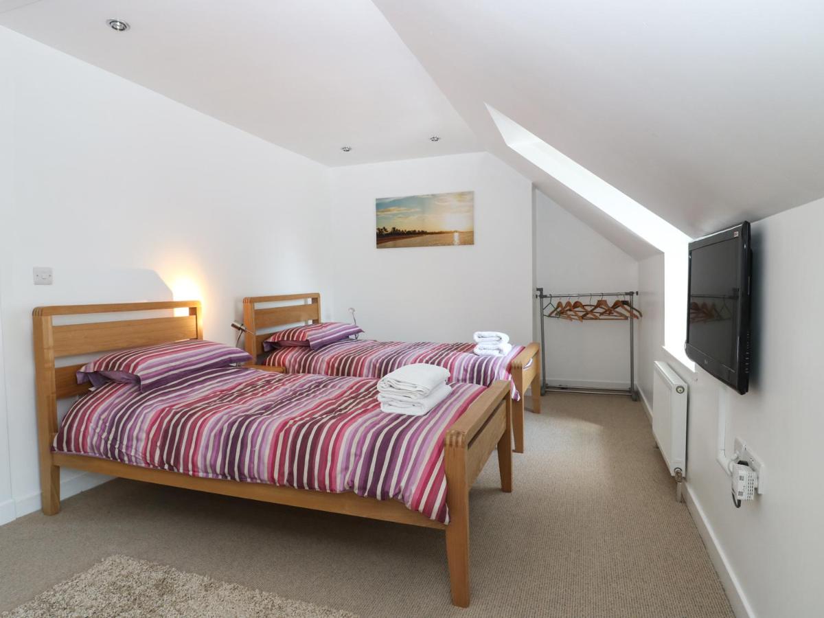 Witchelm House - Housity