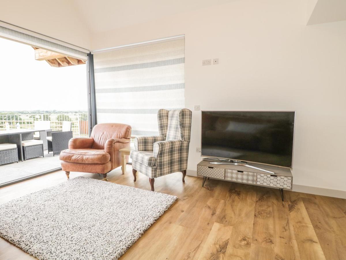 Swan Lodge Castle Farm - Housity