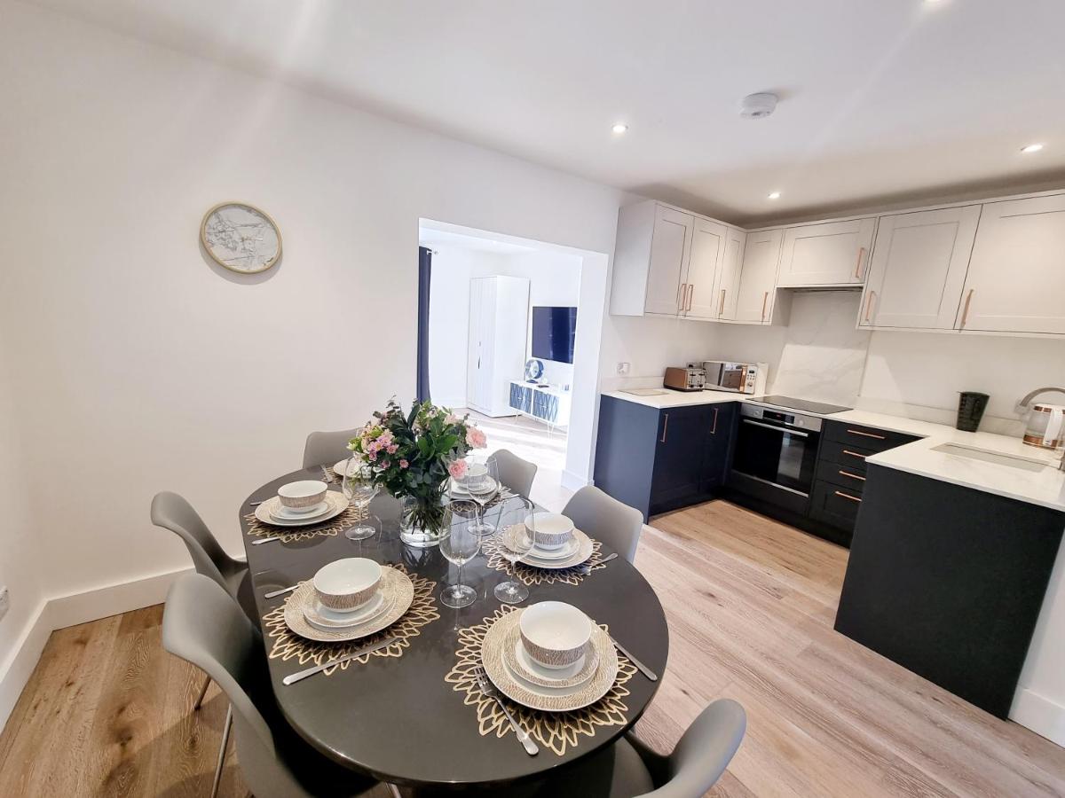 Detached House Work Holiday Relax Private Parking Nature 10miles away from Heathrow Airport - Housity