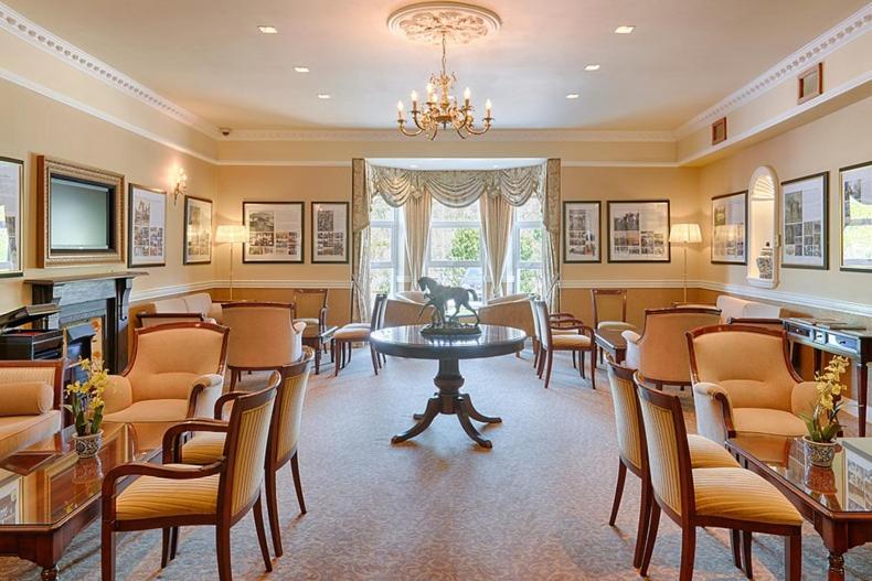The Lake Hotel - Housity