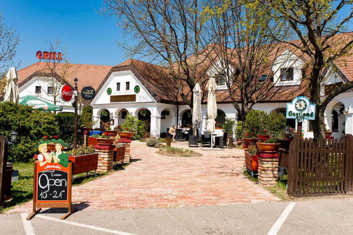 Gastland M1 Hotel & Conference Center - Housity