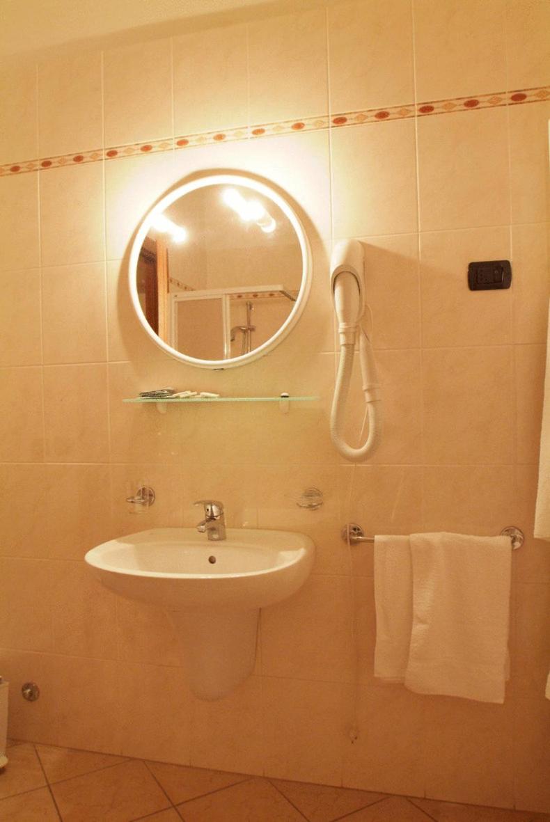 Hotel La Maddalena - Housity