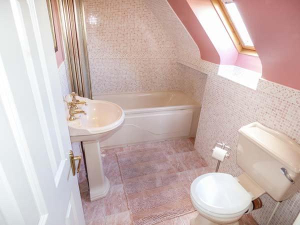 Sunset Beach Cottage - Housity