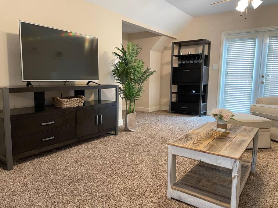 Adorable private 1-bedroom studio on mini-farm. - Housity