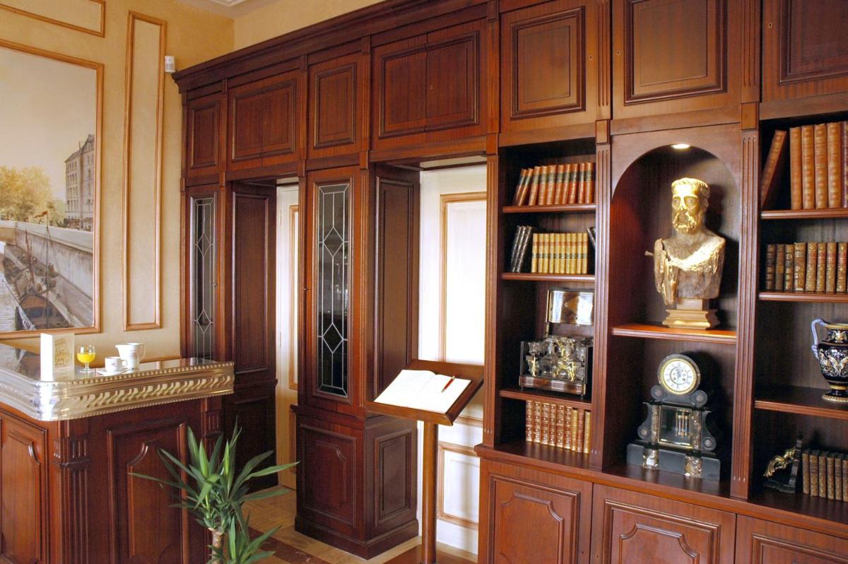 Bibliothèque dans l'hôtel
