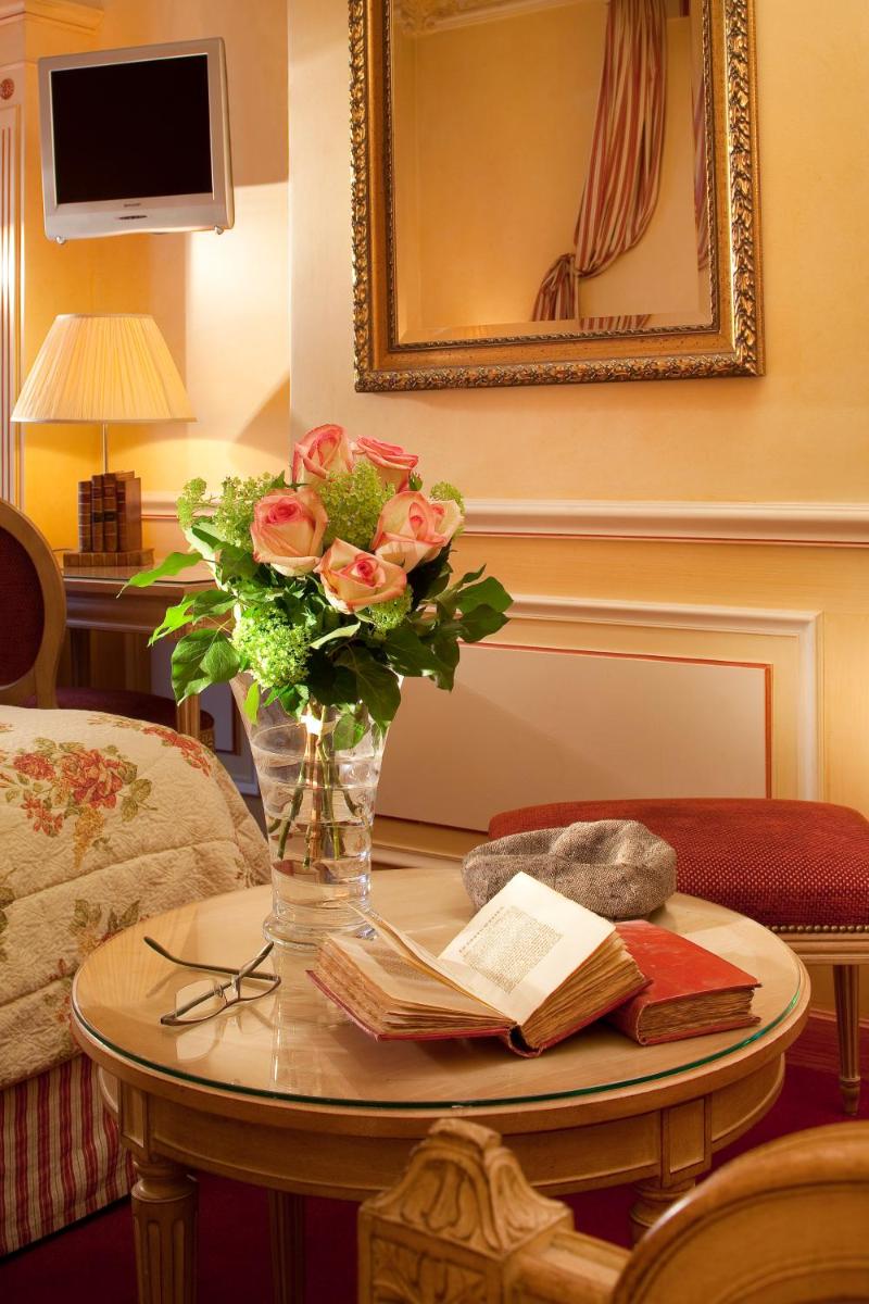 Télévision ou salle de divertissement dans l'établissement Hotel & Spa Saint-Jacques
