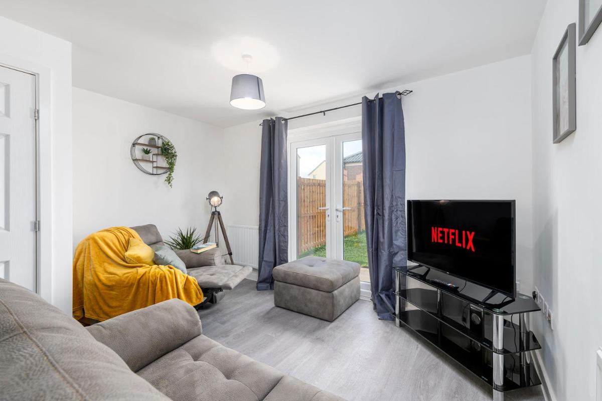 The Holt-Ideal for Contractors- Sylish 2 Bedrooms Apartment-Parking - Housity