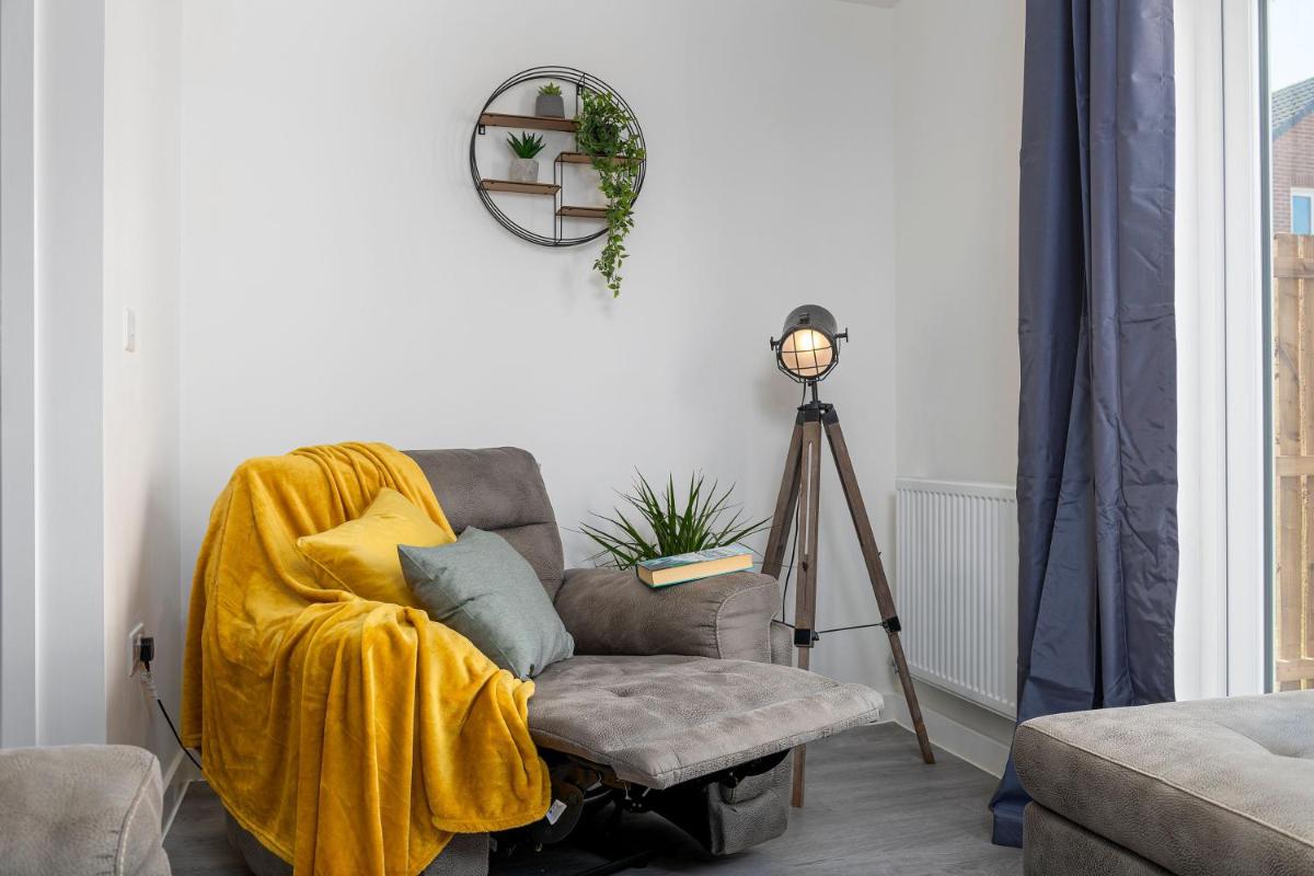 The Holt-Ideal for Contractors- Sylish 2 Bedrooms Apartment-Parking - Housity