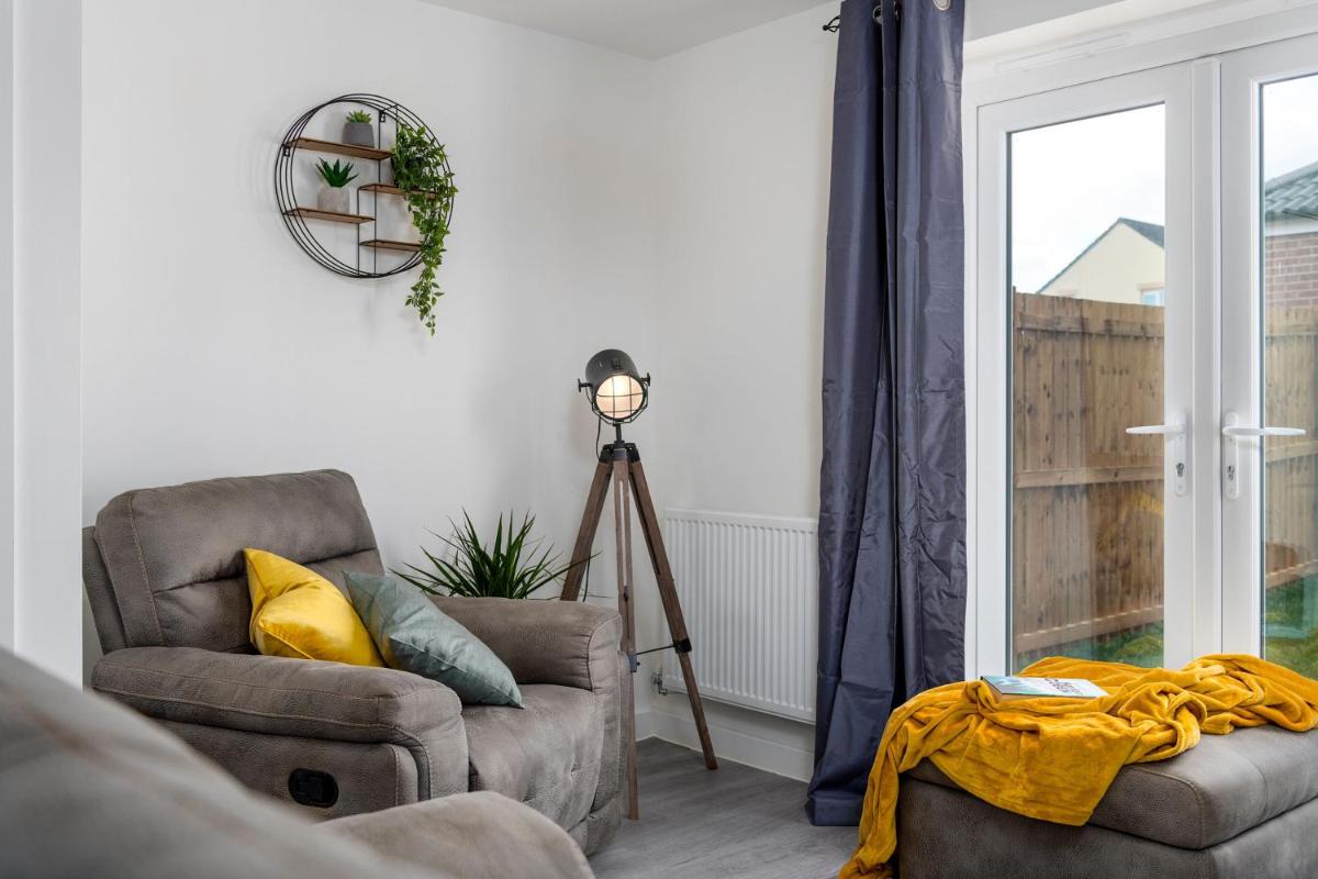 The Holt-Ideal for Contractors- Sylish 2 Bedrooms Apartment-Parking - Housity