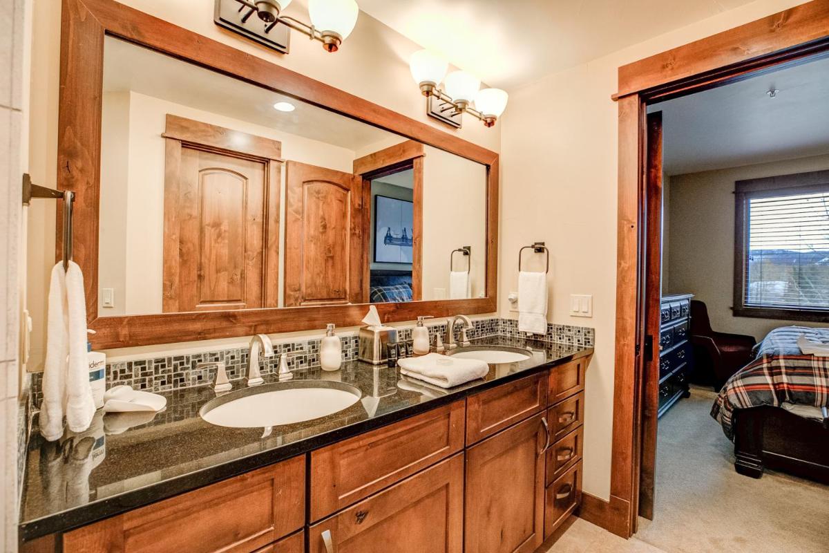 Water Tower Place Condo 202B Easy Access to Shuttle and Main Street - Housity
