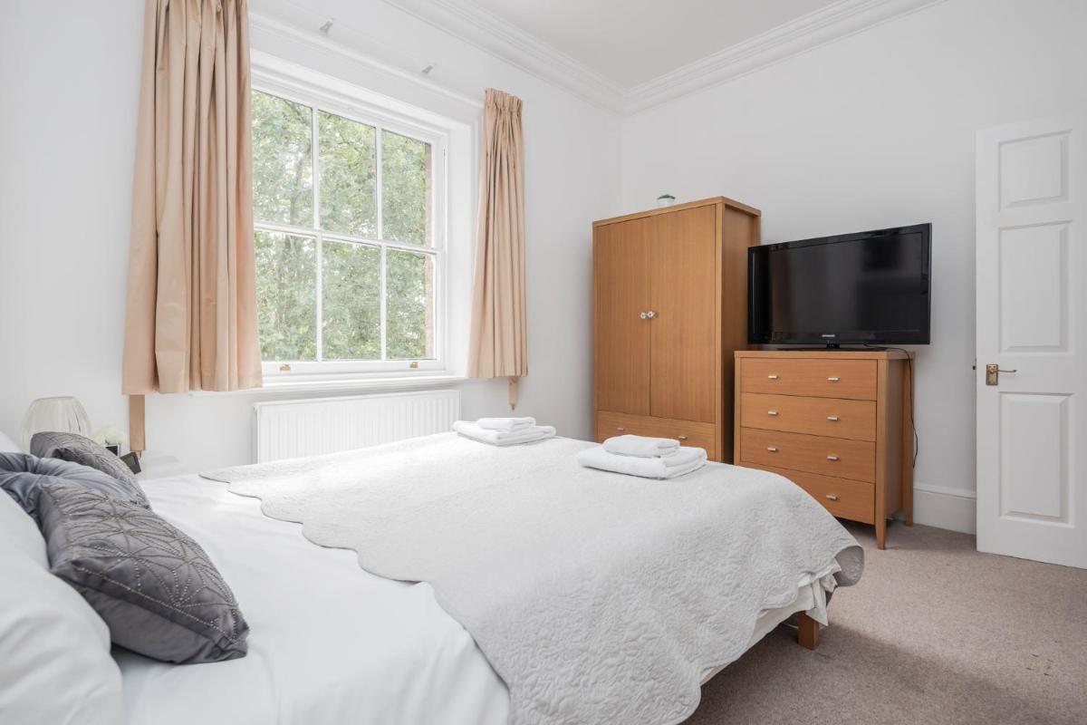 Premium Apartments over looking Canary Wharf Towers - Housity