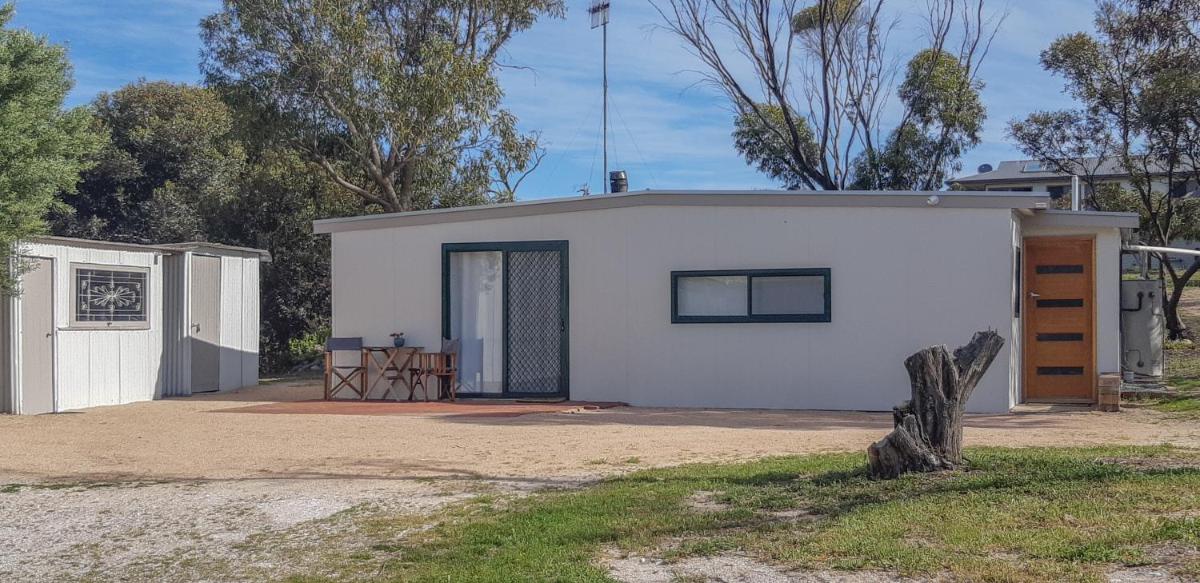 Little Douglas Holiday Shack - Housity