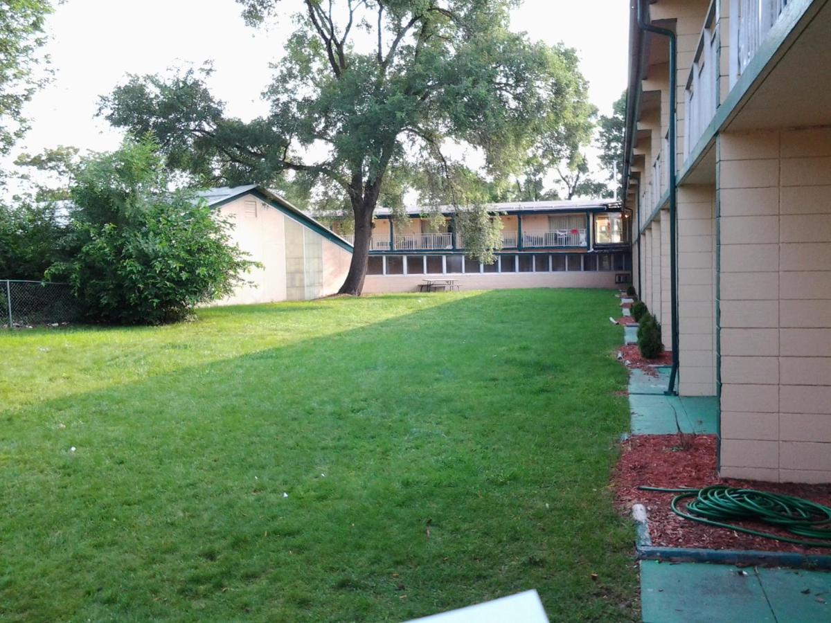 Budgetel Inn & Suites Hotel - Housity