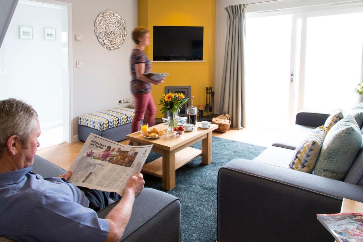 SandPipers Luxury hot tub lodge with 2 ensuites a private Sauna & BBQ terrace - Housity