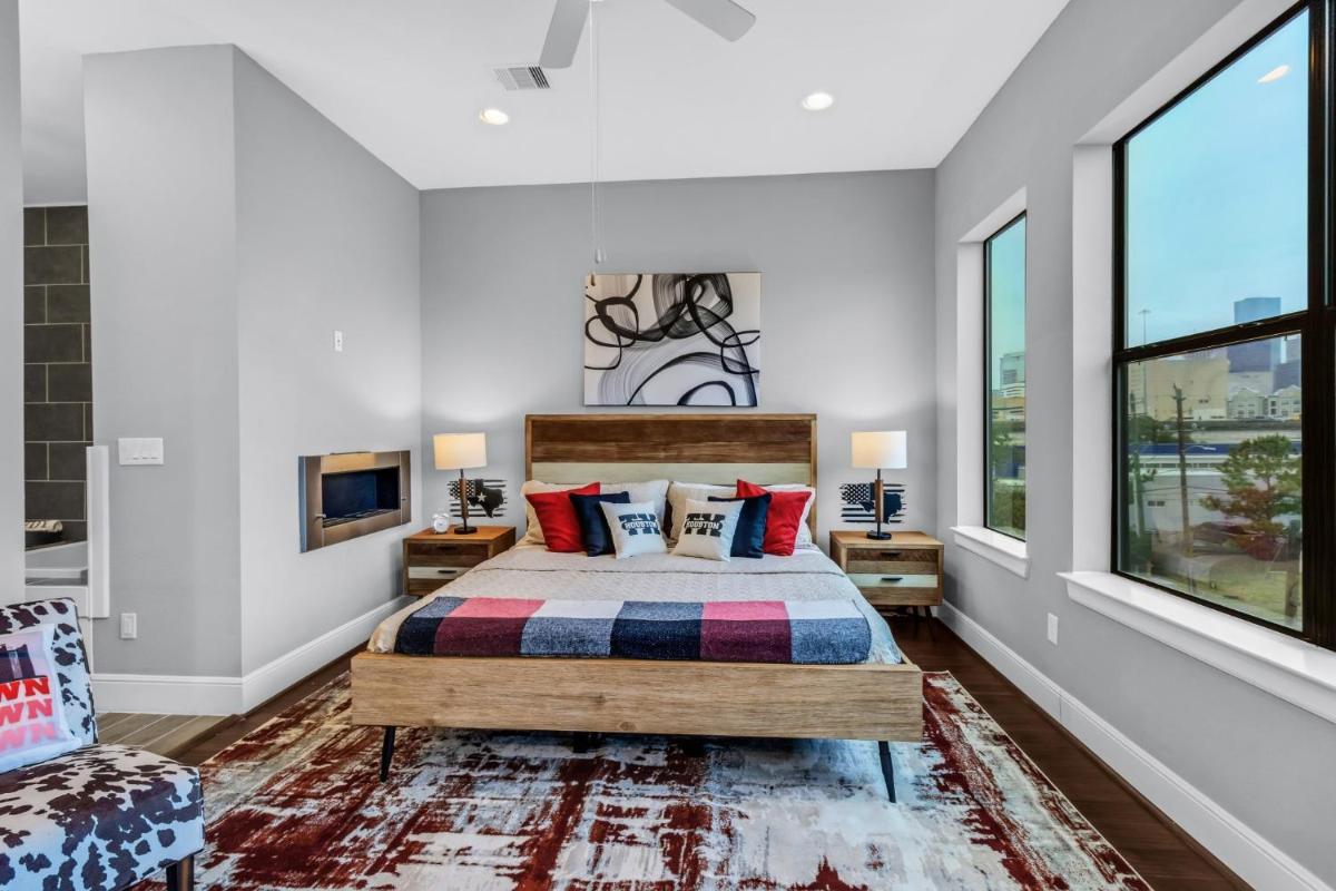 Modern, Houston Inspired House with Best Views of Downtown! - Less than 1 mile to Eado Midtown Bars home - Housity