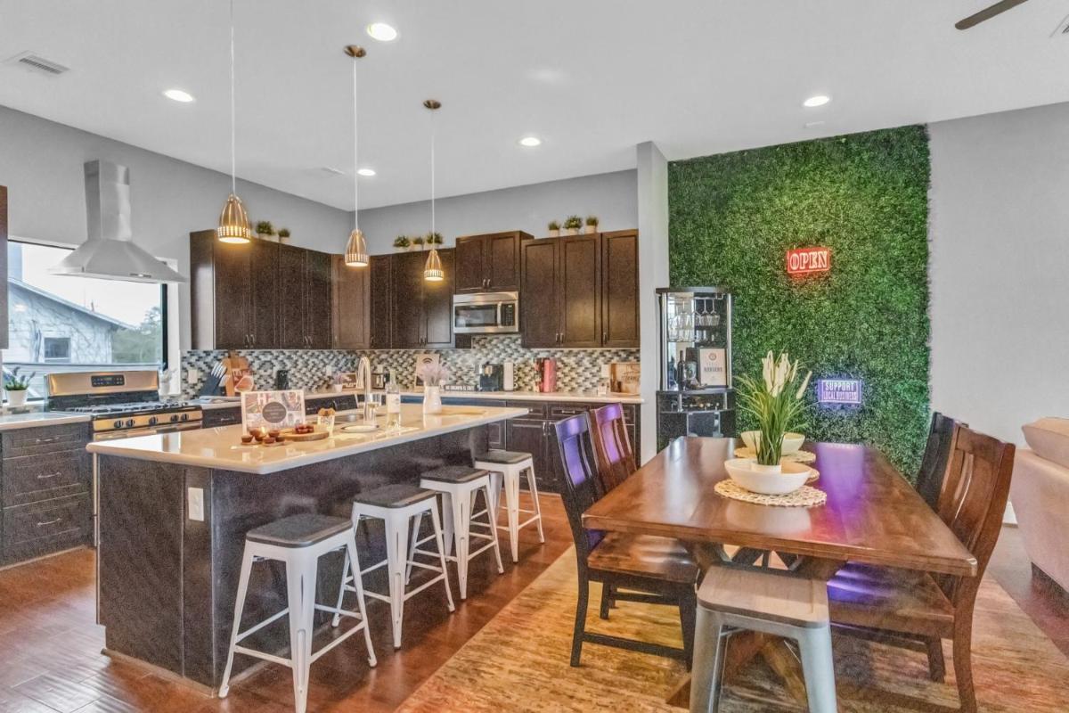 Modern, Houston Inspired House with Best Views of Downtown! - Less than 1 mile to Eado Midtown Bars home - Housity
