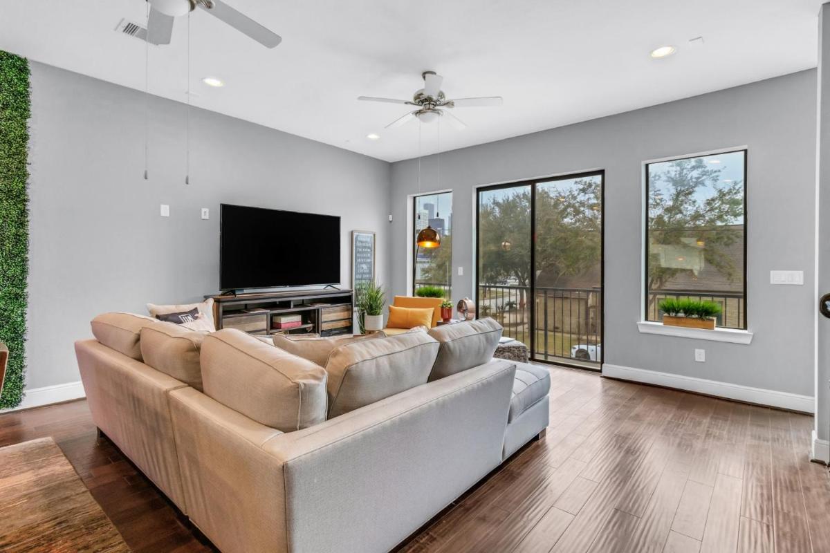 Modern, Houston Inspired House with Best Views of Downtown! - Less than 1 mile to Eado Midtown Bars home - Housity