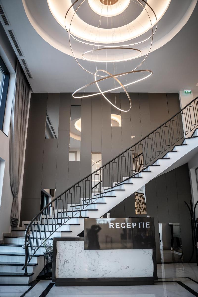 Caprice Complex - Hizvo