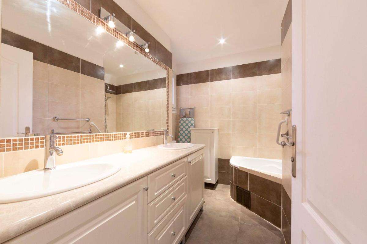 Bnb Renting bright design flat center of Antibes - Housity