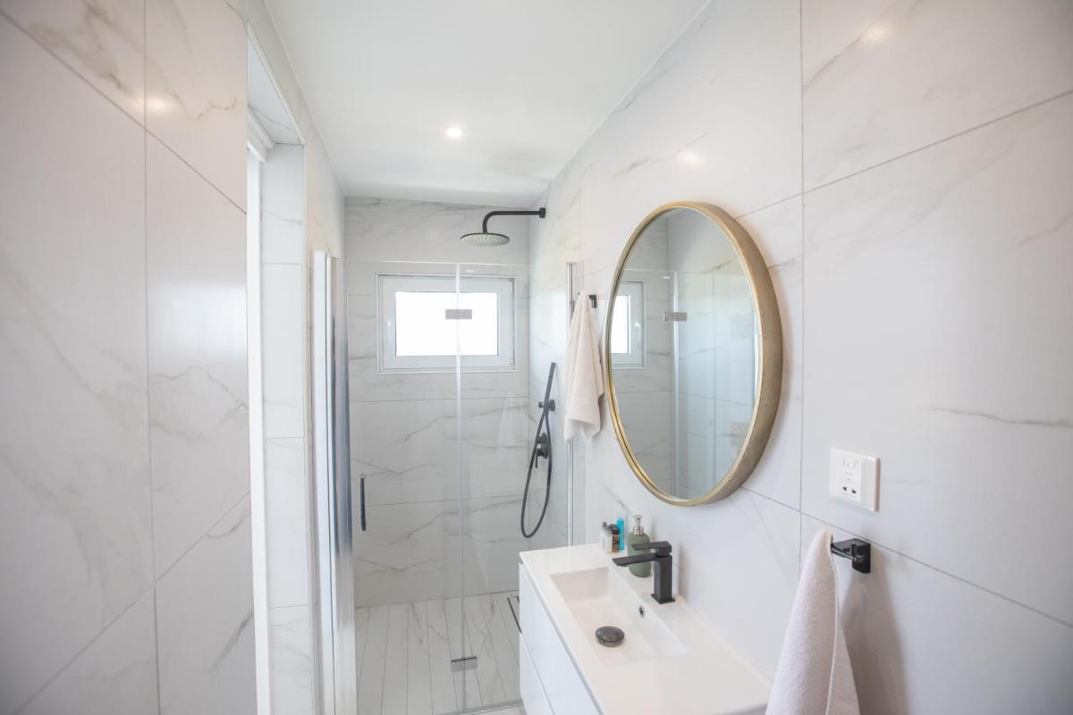 Artizan Seafront Villa 5 - Housity