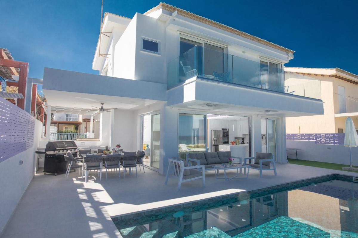 Artizan Seafront Villa 5 - Housity