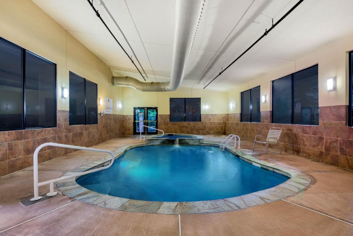 La Quinta Inn by Wyndham West Long Branch - Housity