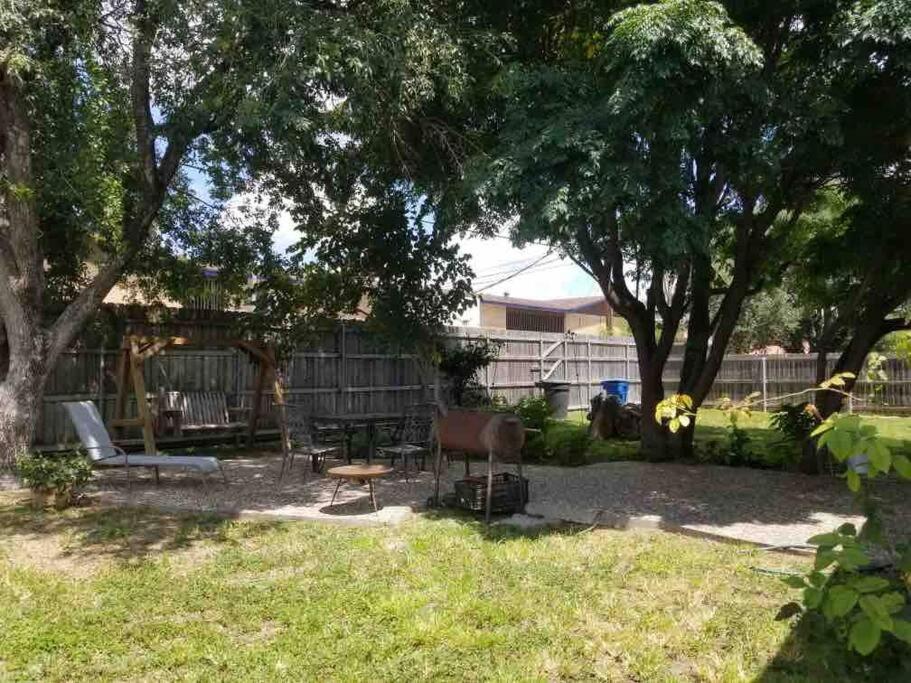 Entire spacious house near shopping & eateries - Housity