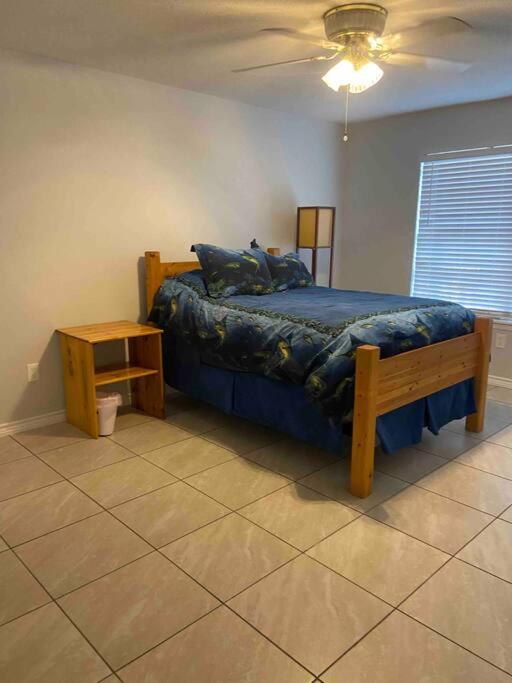 Entire spacious house near shopping & eateries - Housity