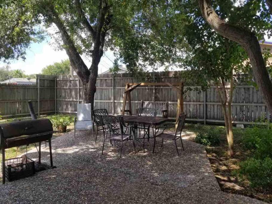 Entire spacious house near shopping & eateries - Housity
