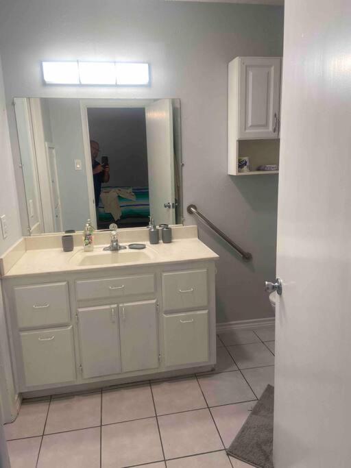 Entire spacious house near shopping & eateries - Housity