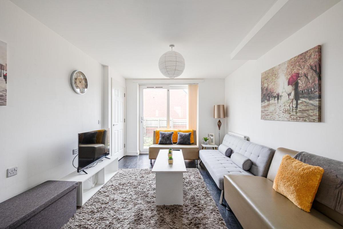 Stanley Sparkle Stays - 4BRooms, 4Beds, Prkg, Wifi - Housity