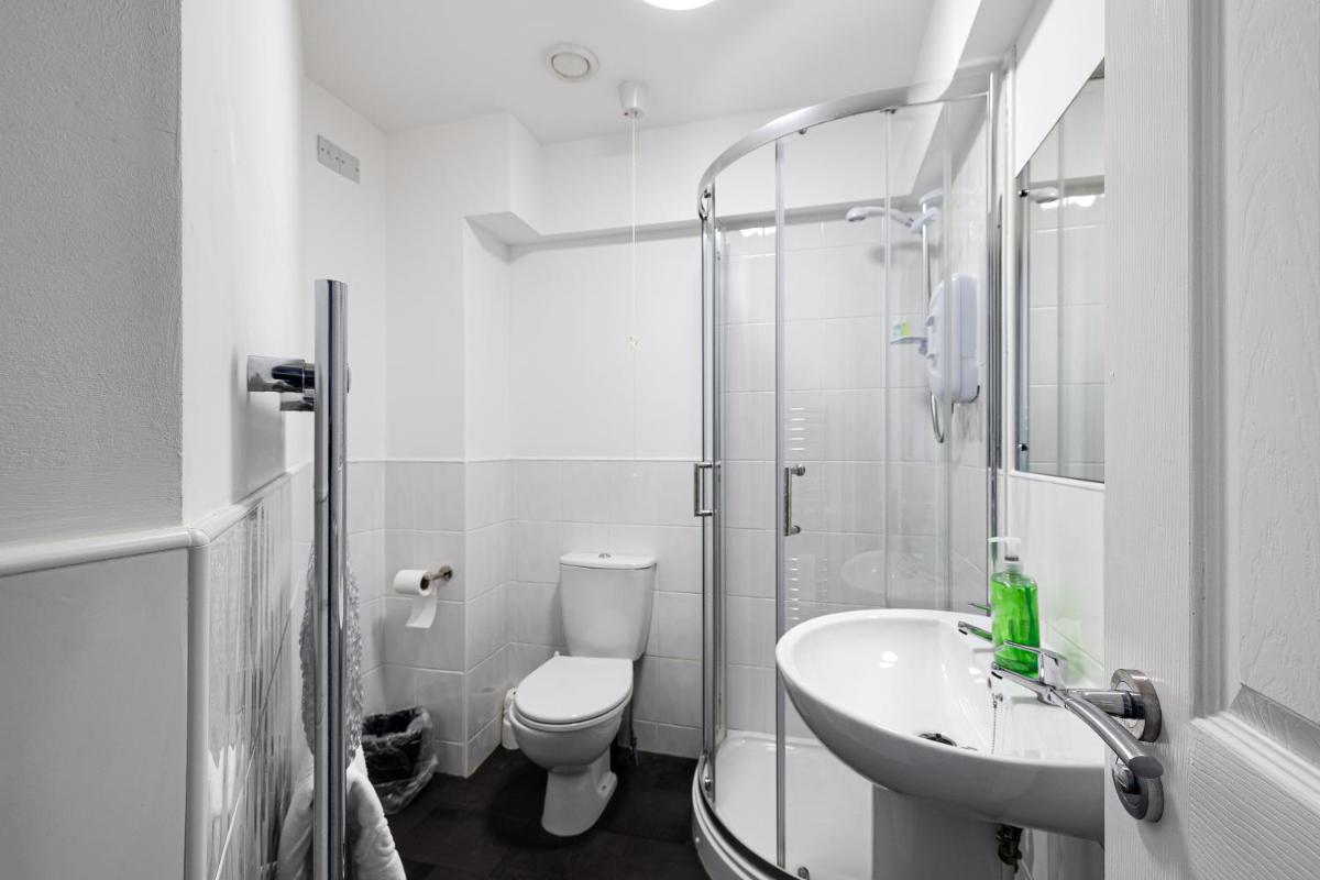 Stanley Sparkle Stays - 4BRooms, 4Beds, Prkg, Wifi - Housity