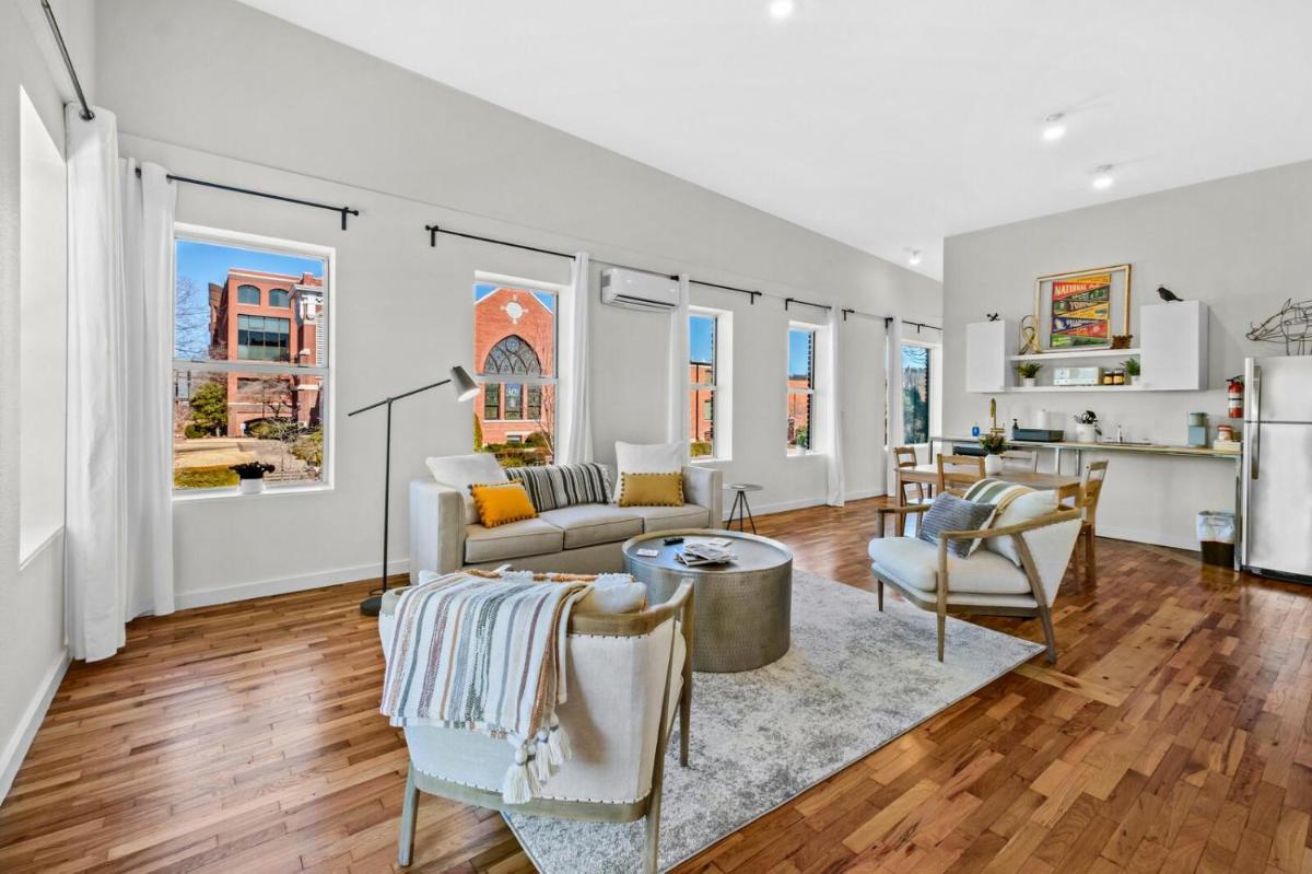 The Brick House - Historic District - WALK Downtown or U of A - Sleeps TEN - Housity