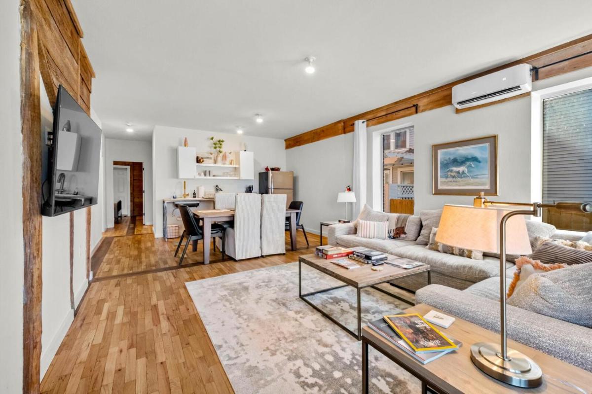 The Brick House - Historic District - WALK Downtown or U of A - Sleeps TEN - Housity