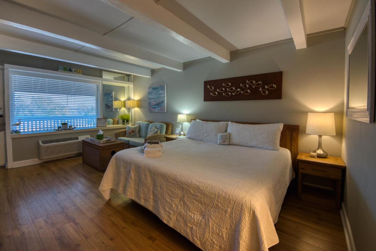 Waterway View Studio 2 w/ Pool, 1 mile to Wrightsville Beach - Housity