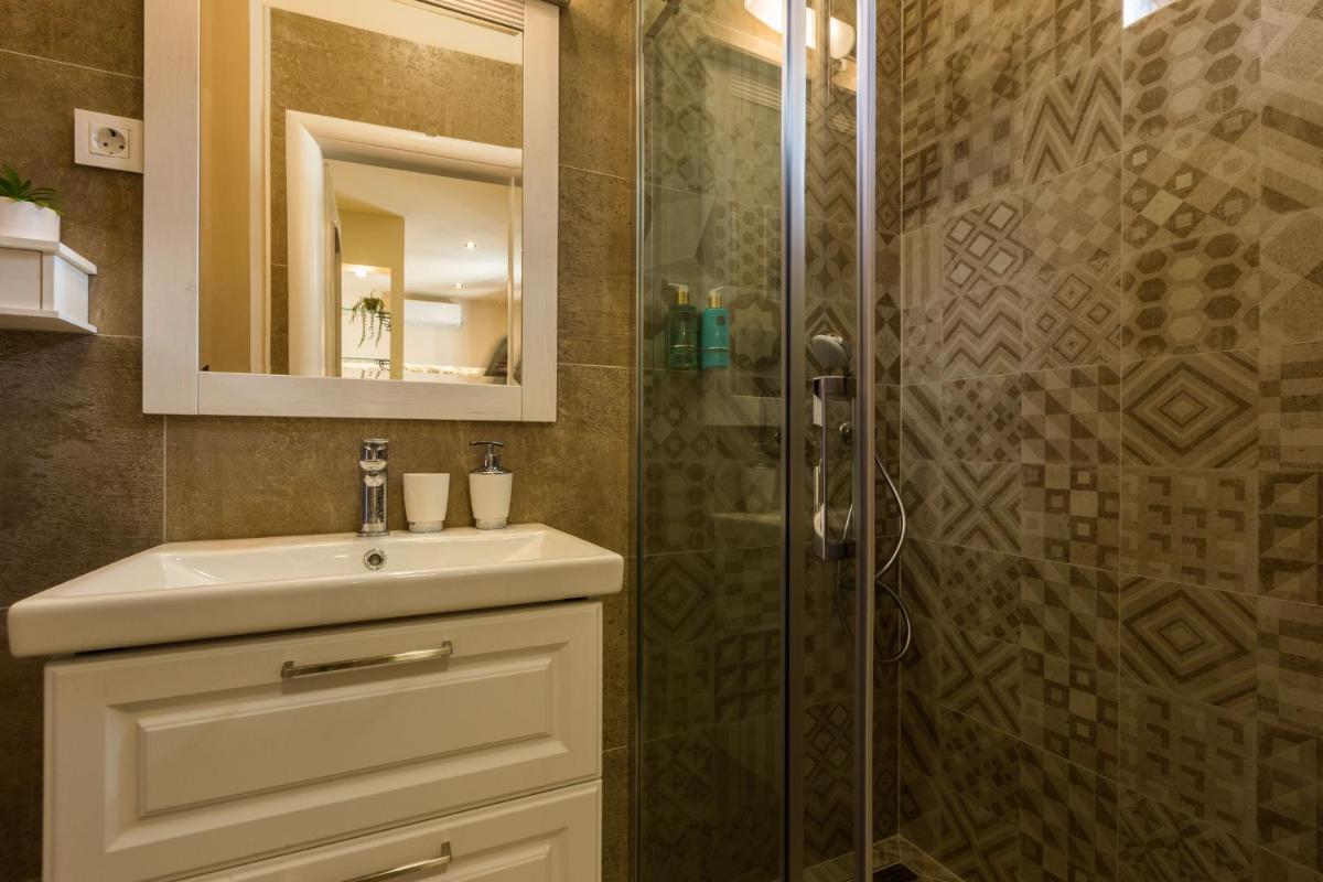 Angie Central Rooms - Housity