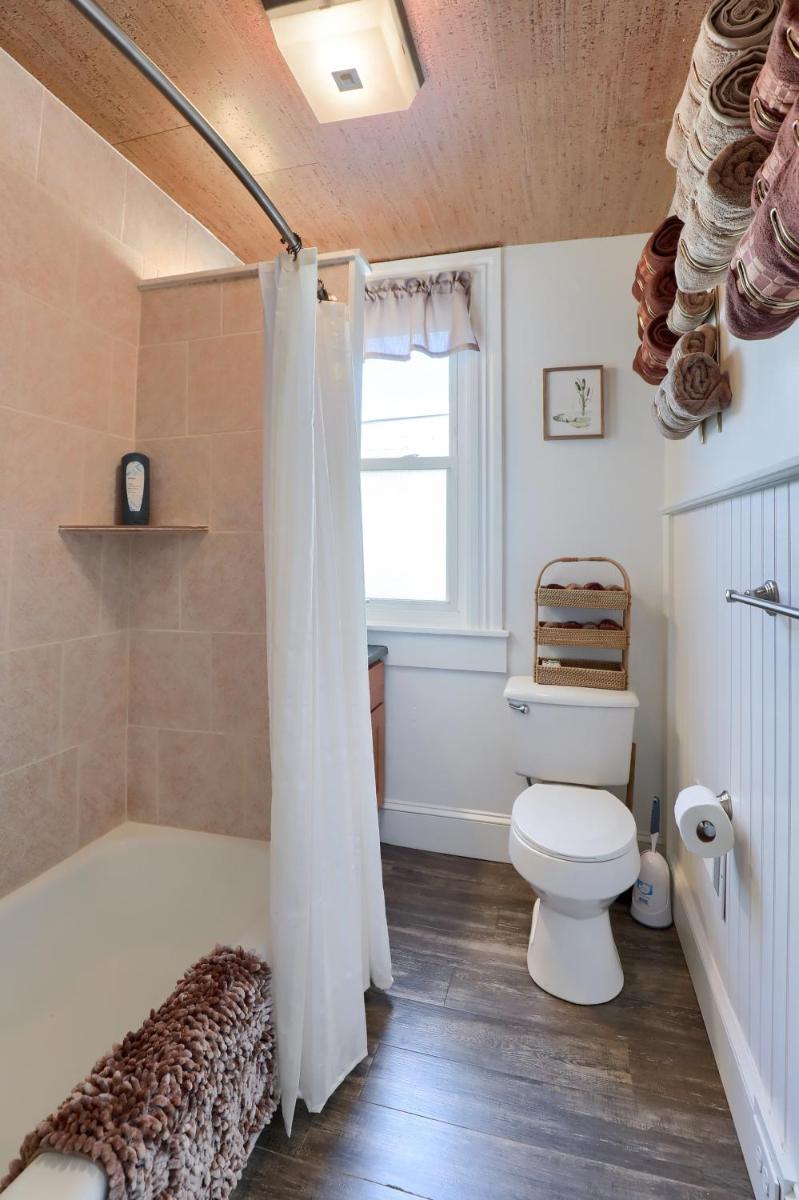 Newly Updated Charming Backyard & Grill - Housity
