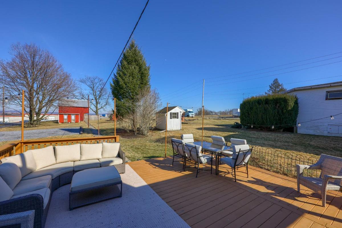 2-Bedroom House w/ Large Outdoor and Firepit! - Housity