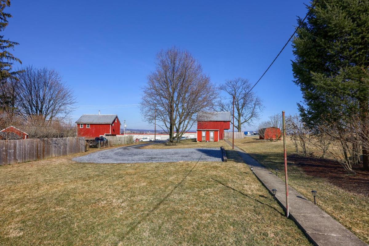 2-Bedroom House w/ Large Outdoor and Firepit! - Housity