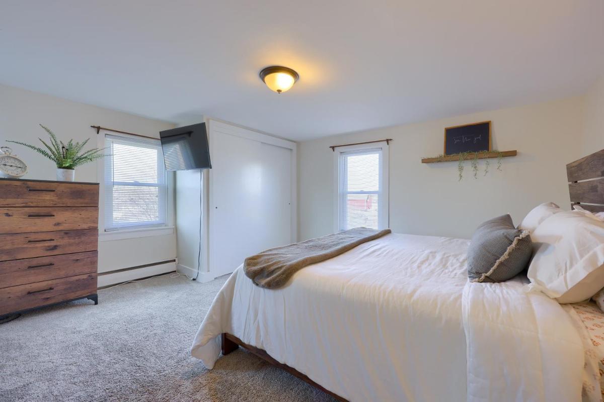 2-Bedroom House w/ Large Outdoor and Firepit! - Housity