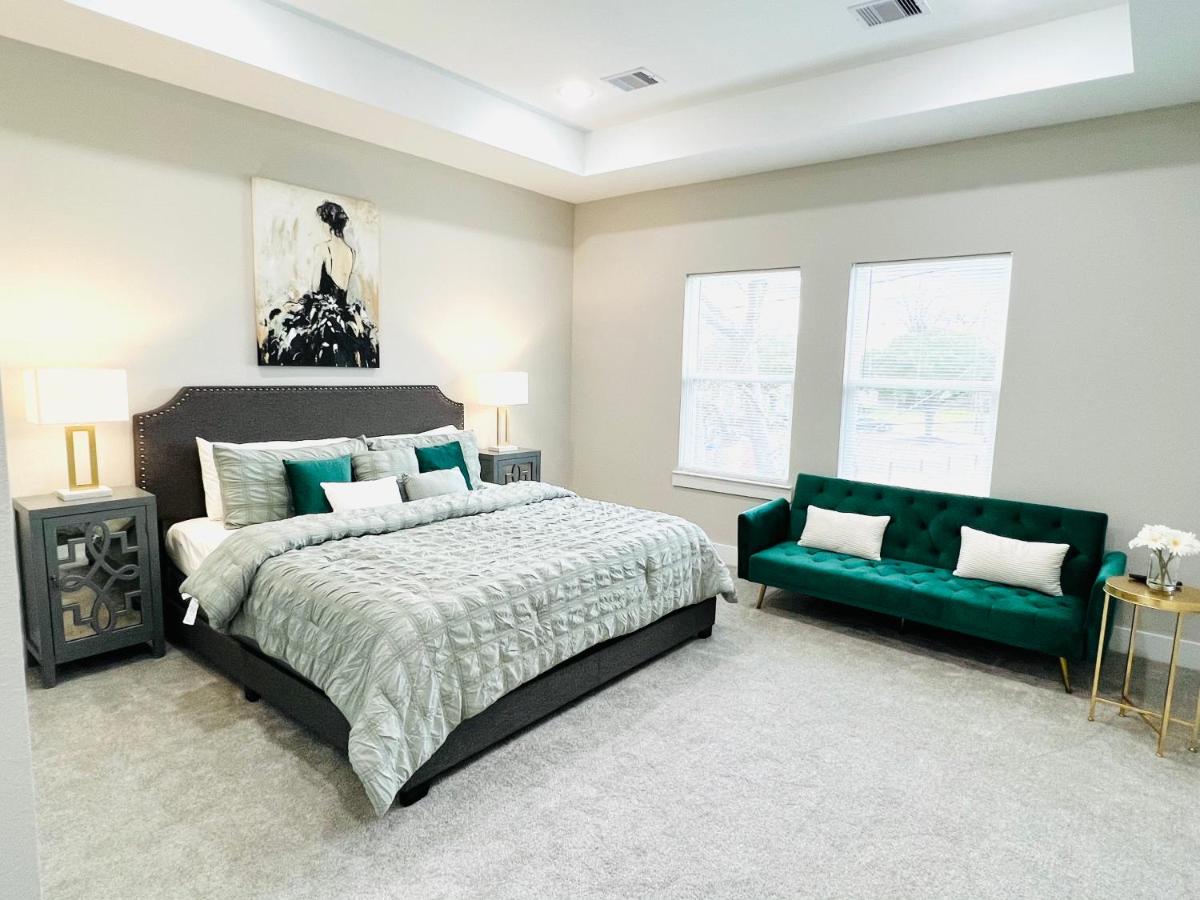 3 Bedroom and 3 bath We have power and internet - Housity