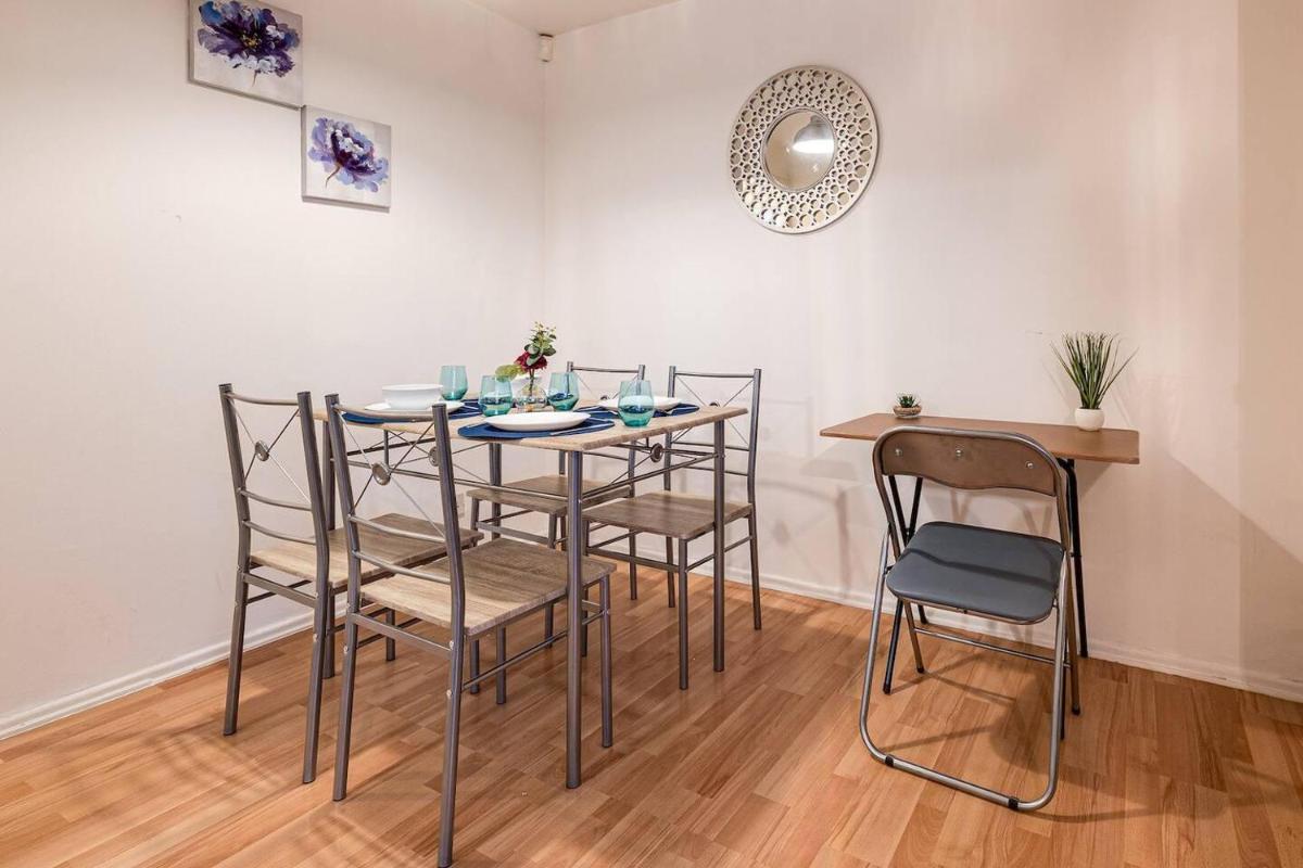 Lovely 2 Bedroom Apartment with fireplace - Housity