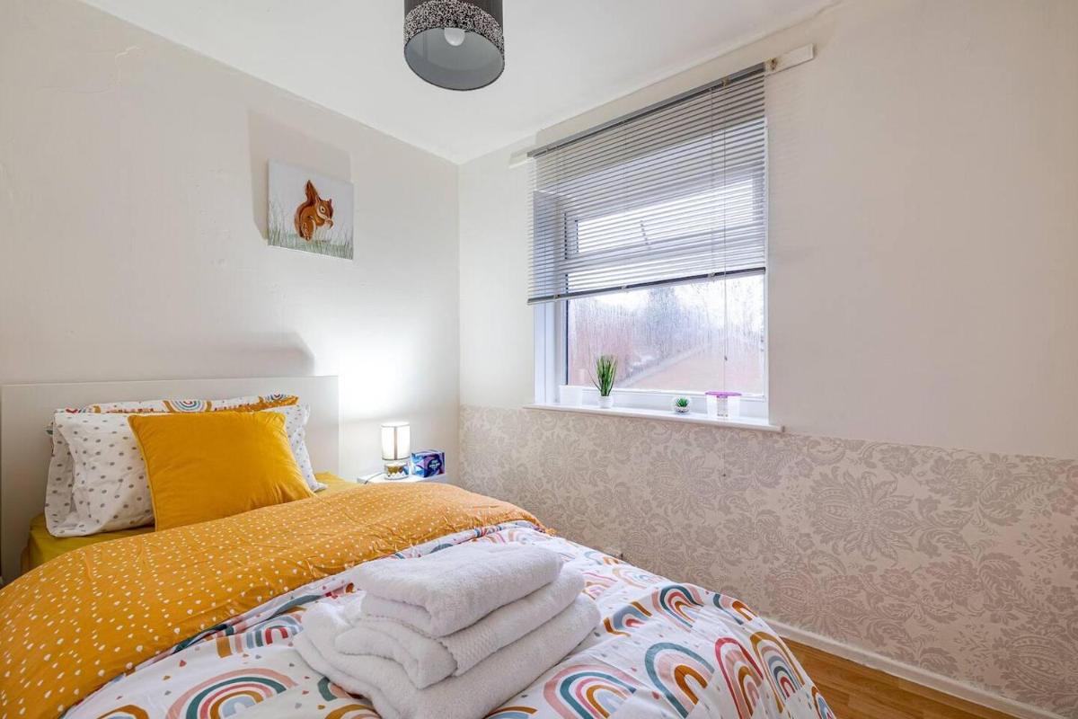 Lovely 2 Bedroom Apartment with fireplace - Housity
